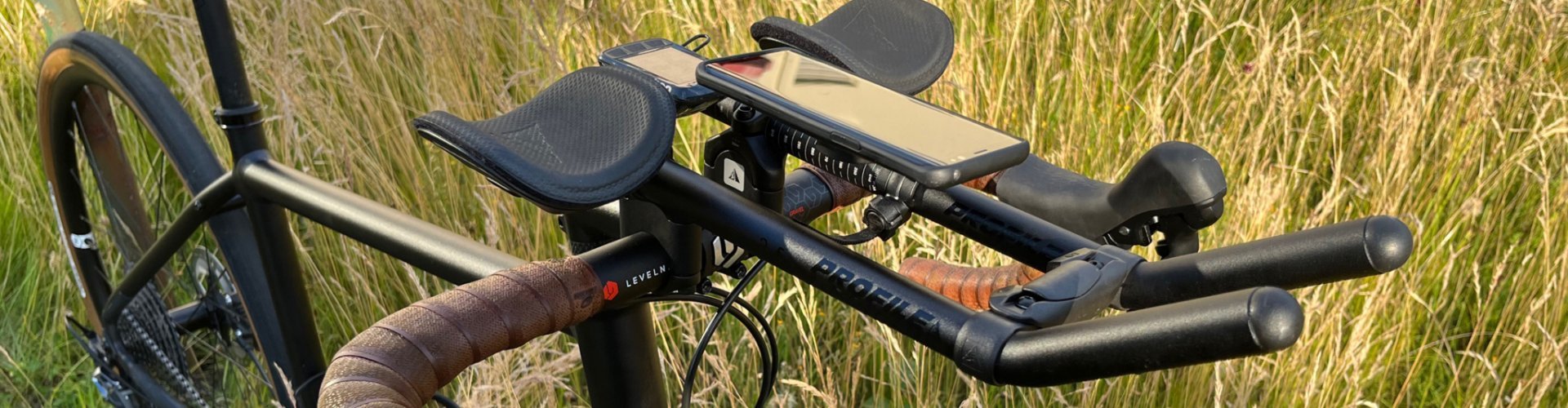 A bc original Flint is equipped with a Profile handlebar attachment. An SP Connect mount for a smartphone is attached to it. 