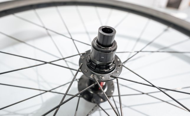The hub flange affords the spokes lateral support so that they can also withstand twisting in a horizontal direction.