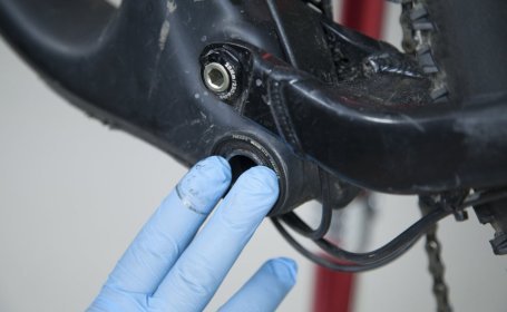 A mechanic checks the function of the bottom bracket.