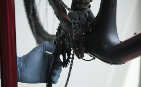The crankset of a mountain bike is being dismantled.