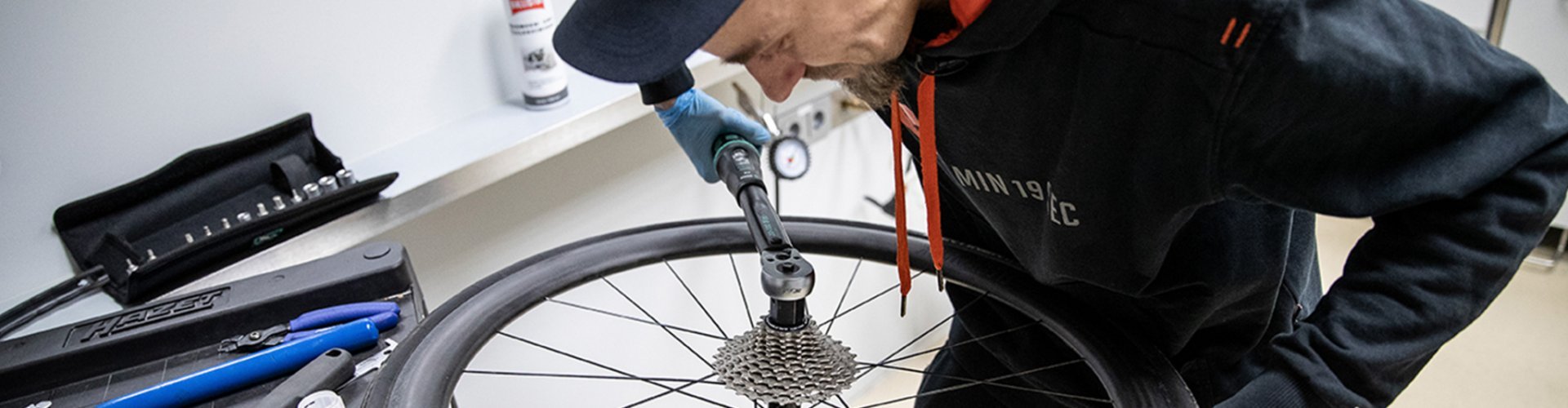 bc Mechanic Thomas tightens a new cassette on the freehub with a torque wrench.