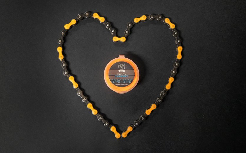 Une chaîne a été déposée en forme de cœur. La chaîne est colorée en orange avec de la cire pour chaîne. 