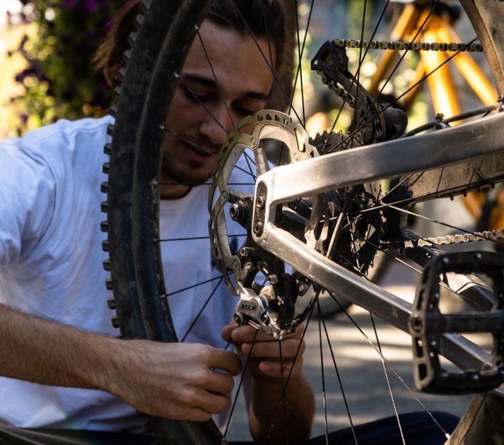 Christoph from the bc Team checks the spoke tension of the rear wheel. 