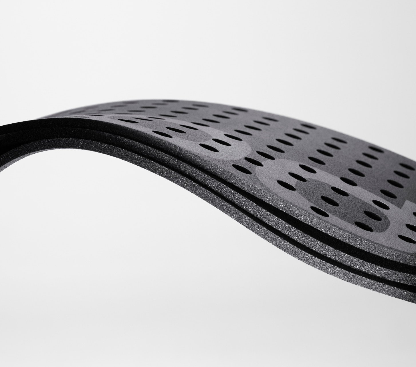 Detailaufnahme eines flexiblen POC Rückenprotektors mit perforierter Struktur für Belüftung und Aufprallschutz beim Mountainbiken.