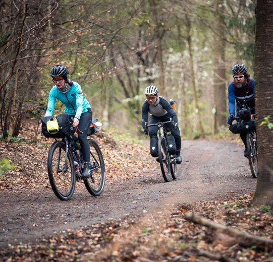 Linda, Marcel & Christian unterwegs auf einer klassischen Waldautobahn. 