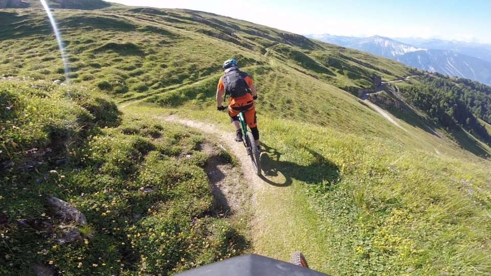 Sehr geil, kilometerlange Single Trails auf grünen Almwiesen.