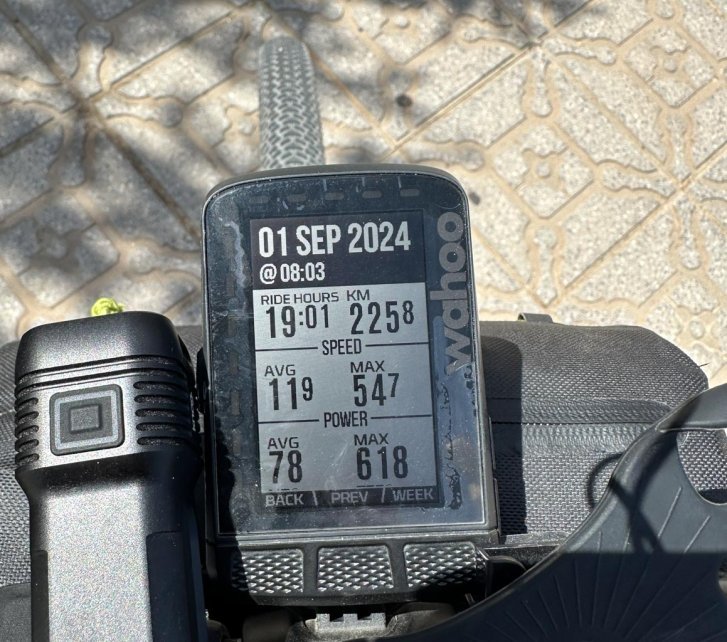 Close-Up von oben auf das Cockpit eines Gravel Bike. Man sieht einen Wahoo-Roam Fahrradcomputer und Teile einer Knog-Blinder Frontleuchte.