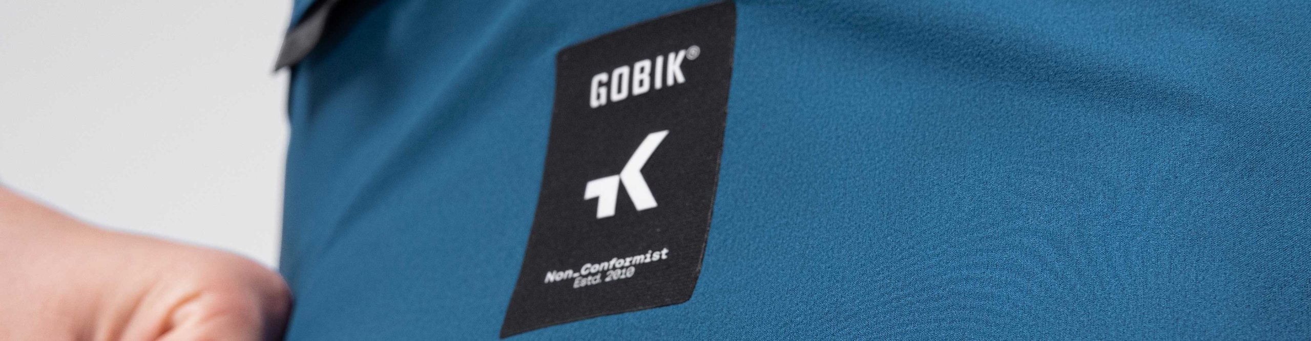Détail du gilet vélo Gobik Vector 3.0 bleu pour femme avec bande antidérapante intérieure à l’ourlet.