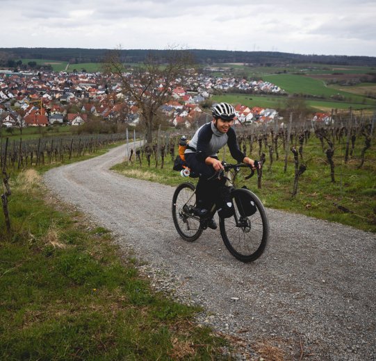 Marcel fährt erschöpft, aber gut gelaunt einen sehr steilen Weinberg hinauf. 