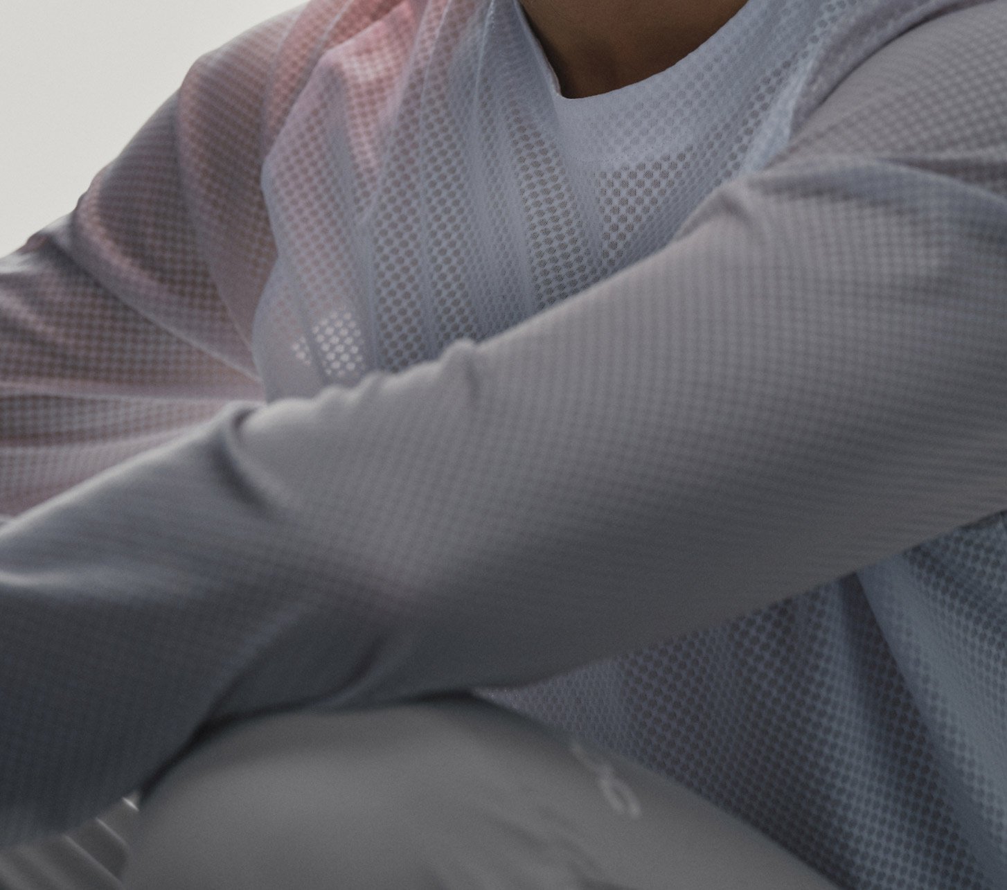 POC Fahrradbekleidung in Nahaufnahme: atmungsaktives Funktionsmaterial eines Langarmtrikots mit strukturierter Oberfläche für Komfort und Belüftung beim Fahrradfahren.