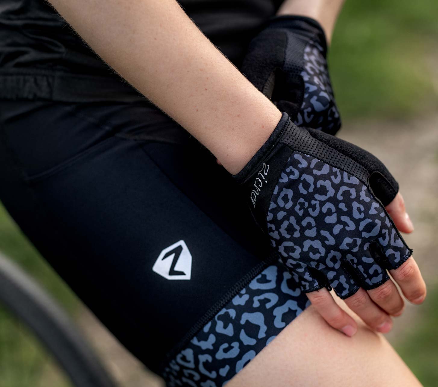 Gants de cyclisme Ziener pour gravel bike avec doigts courts, motif léopard et grip sportif