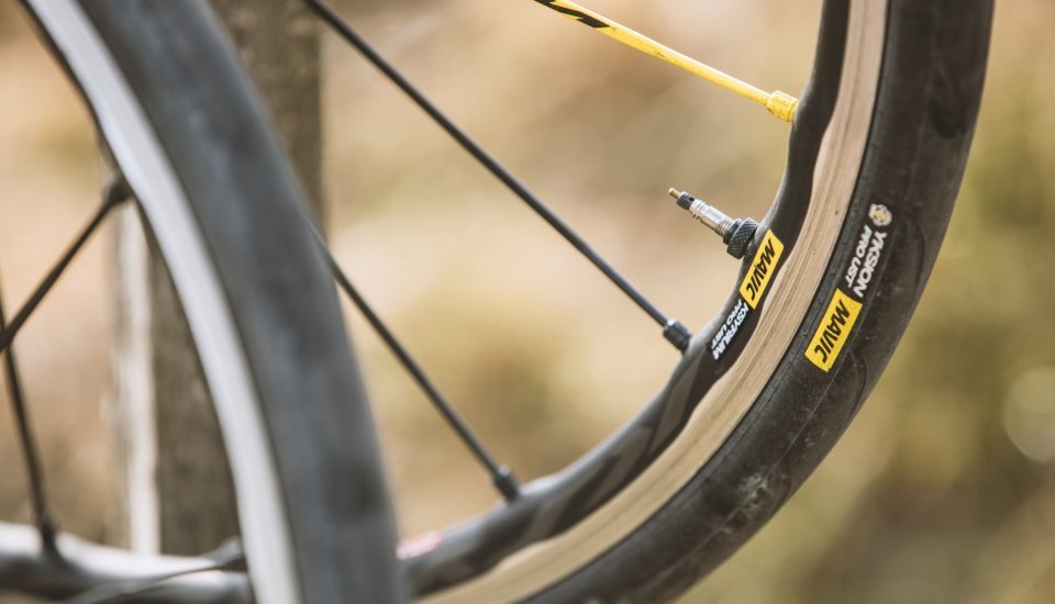 Mavic UST Road Tubeless. A setup that is both fast and provides grip while increasing puncture protection. Go Road tubeless in our shop at bike-components.de.