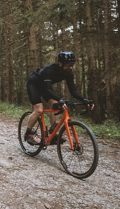 DT Swiss G 1800 im Wald auf Schotterweg