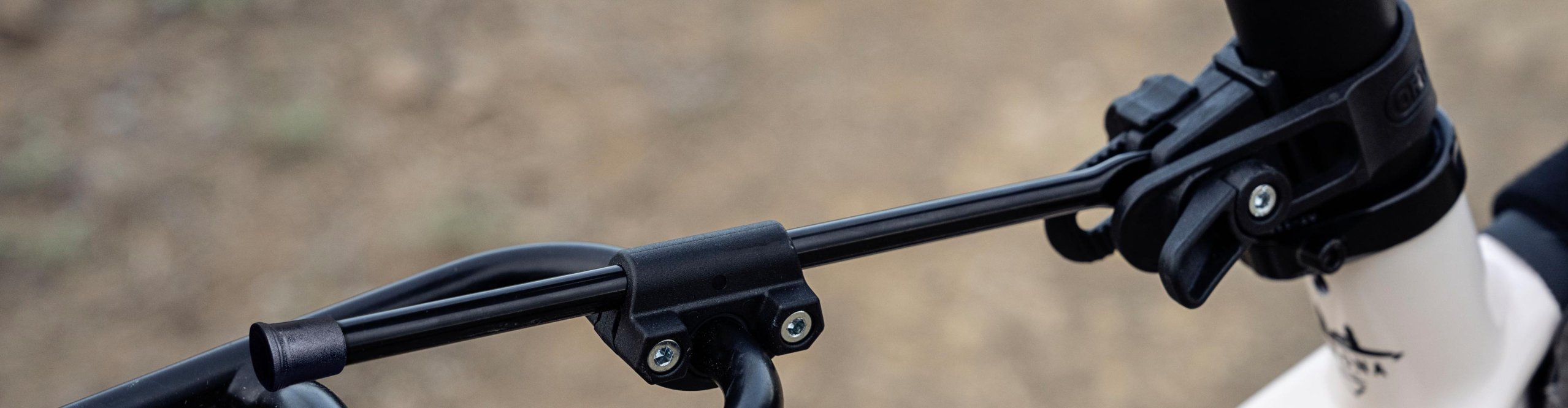 Ortlieb Ersatzteile – Montage einer schwarzen Haltestange am Fahrrad-Sattelrohr und Gepäckträger im Detail