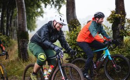 Lasse und Tobi quälen sich mit dem nötigen Galgenhumor einen der vielen Anstiege des Grinduros hinauf.