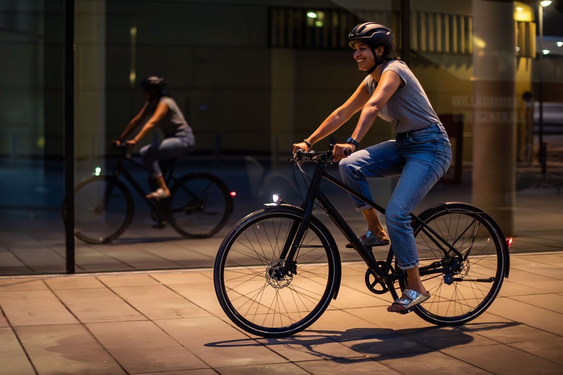 Vortrieb Modell 1.2 Radfahrerin mit eingeschaltetem Licht