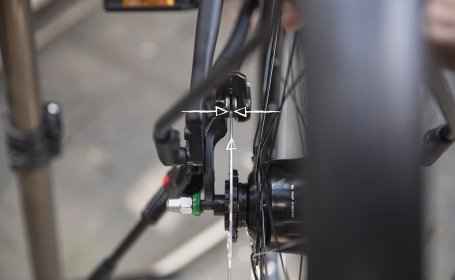 Beim Wiedereinbau des Hinterrads muss die Kette wieder auf das Ritzel aufgelegt und die Bremsscheibe in den Bremssattel eingeführt werden.