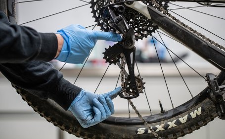 The cage lock function of the SRAM rear derailleur releases chain’s tension. 