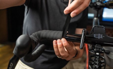 Die Mechanikerin setzt das Isolierband an. 