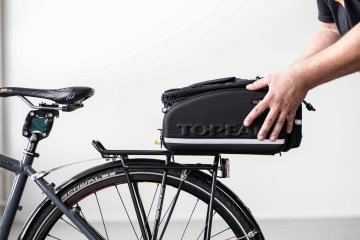 Topeak MTX QuickTrack System an der TrunkBag beim Aufschieben auf den Gepäckträger