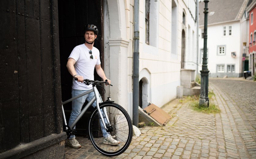 Florian kurz vor der Abfahrt mit seinem Vortrieb Modell 1.2 Fahrrad