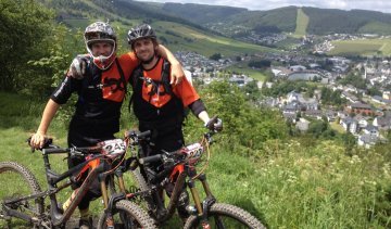 Christoph und Benny von bike-components beim Endurorennen in Willingen 2014 vor der letzten Stage