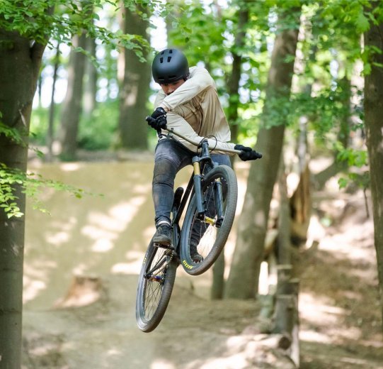 Un cycliste fait un X-UP avec son dirtbike. 