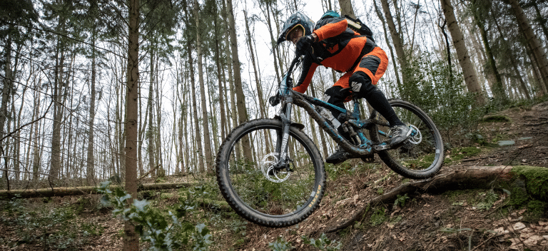 Mountainbiker Wurzel Sprung