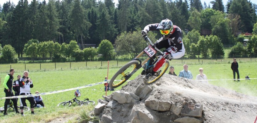 Downhiller beim vorletzten Gap ins Ziel beim IXS Downhillcup 2014 in Willingen