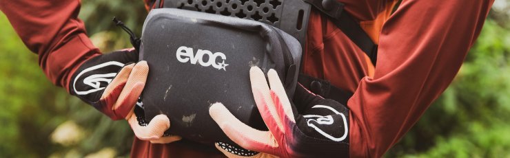 Mountainbiker trägt den evoc Torso Protector