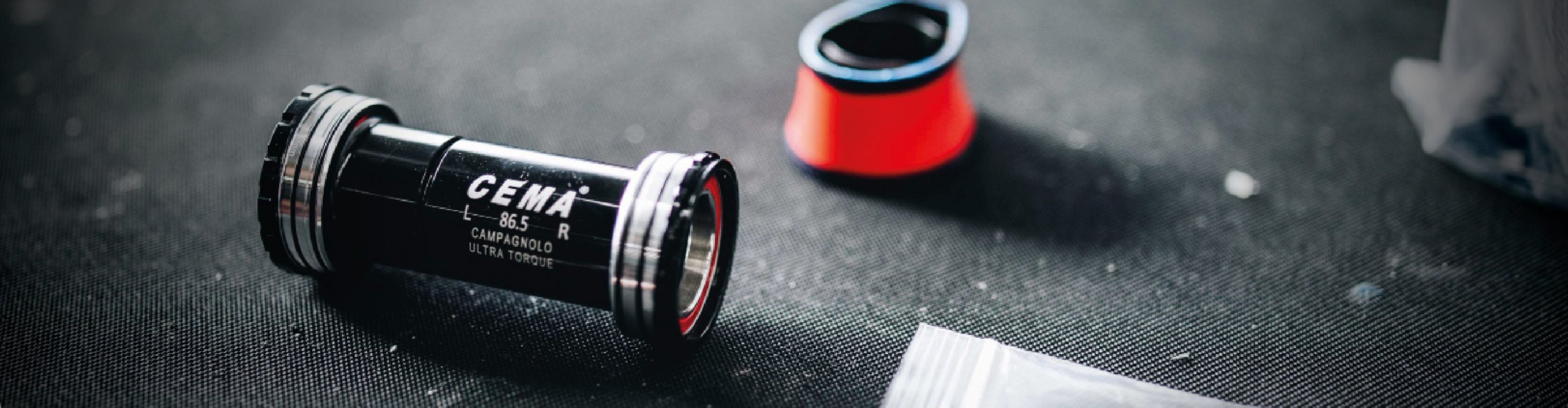 Cema 86.5R bottom bracket for Campagnolo Ultra Torque – high-quality bicycle bottom bracket with precision bearings on workbench