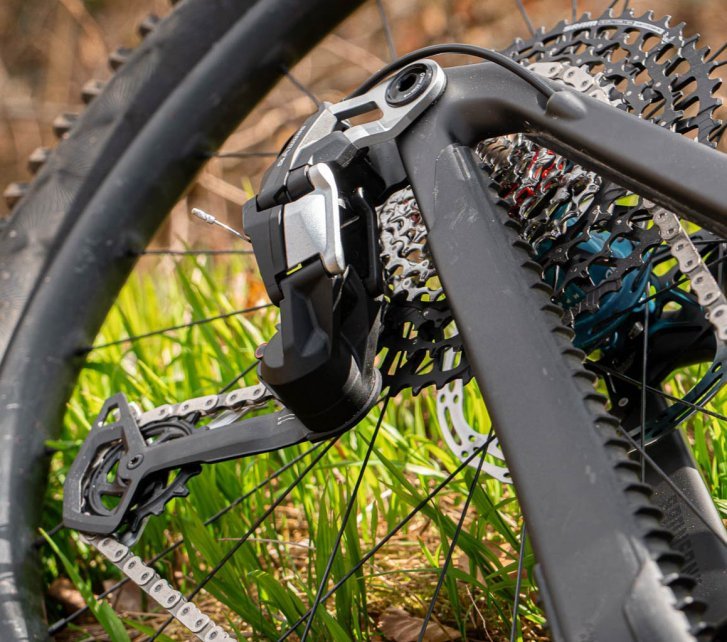 Foto de detalle: Un desviador SRAM Transmission en una bicicleta gris asfalto