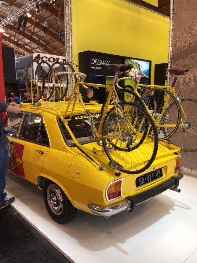 Bei der Traditionsmarke Mavic stand ein altes Service des Courses Auto. Der Peugeot SportOldtimer war auch noch mit klassischen Rennrädern bestückt. Ein sehr schöner Anblick.