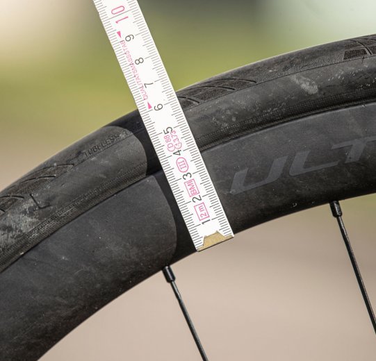 Die Felgenhöhe des Shimano Ultegra C36-Laufradsatzes wird gemessen. 
