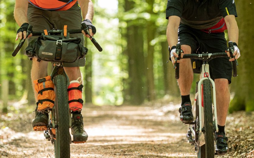 Gravel handlebars (left) vs. road handlebars: the flare makes the difference and offers more control off-road.