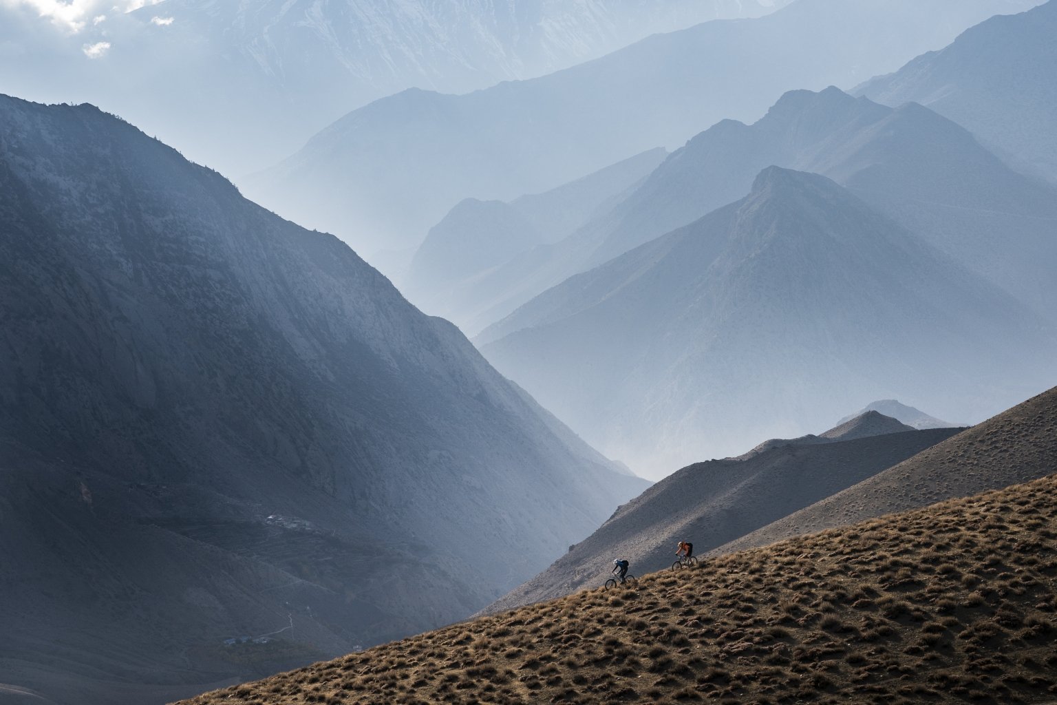 Himalaya Dunst Zwei Mountainbiker Abfahrt Episch