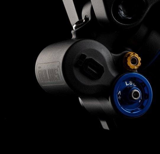 Shown here is an Öhlins shock. The focus of the picture is on the setting options for compression and rebound.