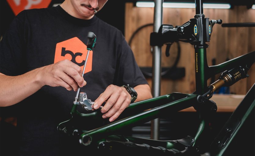 Ideal para cuadros de carbono y bicicletas totalmente suspendidas con superficie de sujeción limitada: la fijación a la tija del sillín.