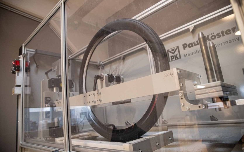 Test de résistance au roulement dans le laboratoire Specialized Tire Lab