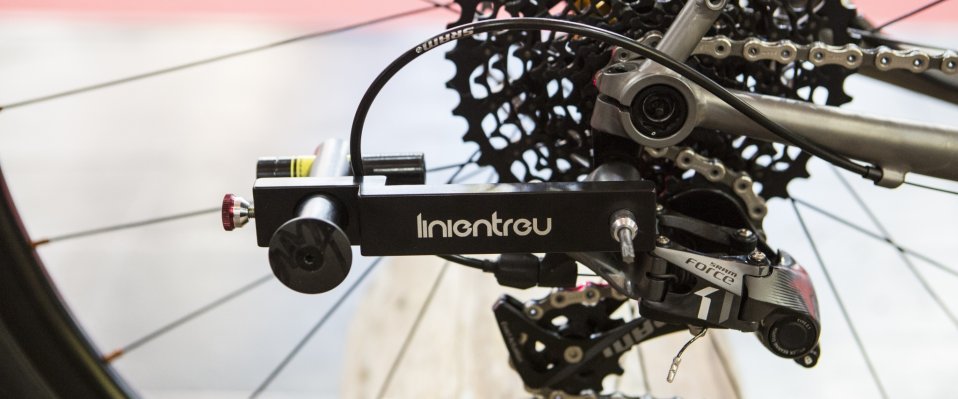 The „Linientreu“ tool is placed on the derailleur hanger. 