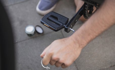 Ziehe das Pedal nun mit dem längeren Hebel fest. Es sollte etwa mit 40 Nm angezogen werden.
