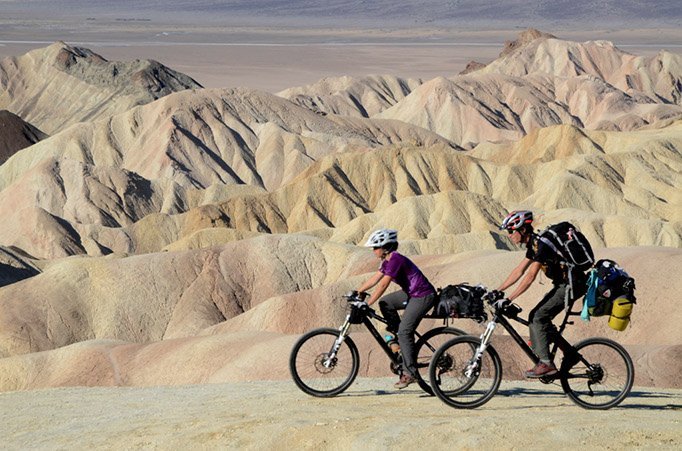 Matthias und Caro auf dem Fahrrad am Zabriskies Point, Death Valley