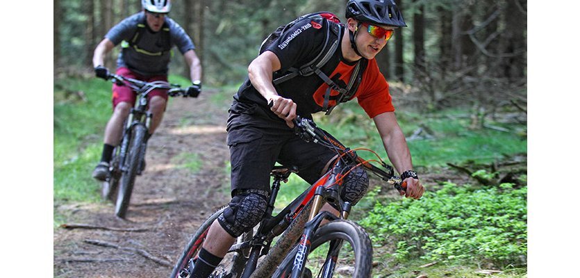 Unser Mitarbeiter Amin beim Trail heizen, gefolgt von einem anderen Teilnehmer