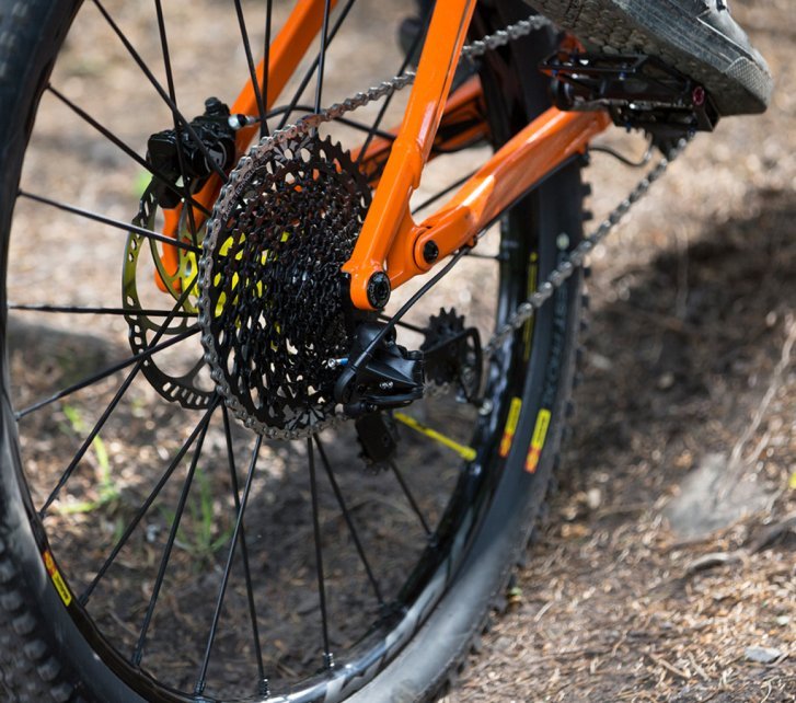 Un ciclista de montaña subiendo por una montaña en la marcha más pequeña.