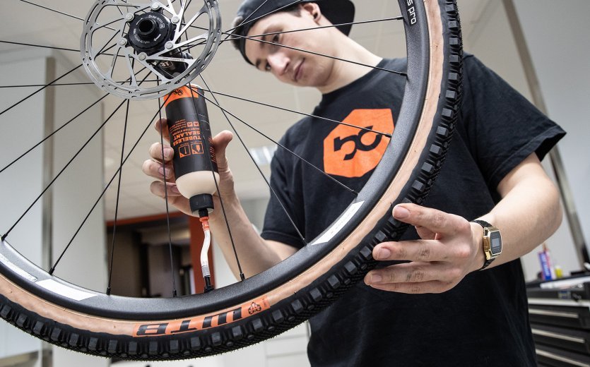 El líquido sellador se introduce en la cubierta a través de la válvula Tubeless.