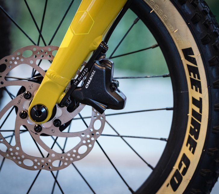 Una pinza de freno Tektro de 2 pistones montada en una bicicleta infantil Supurb.