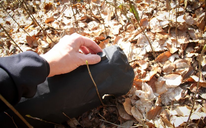 Die Luft innerhalb des Packsacks kann man optional über ein Ventil ablassen.