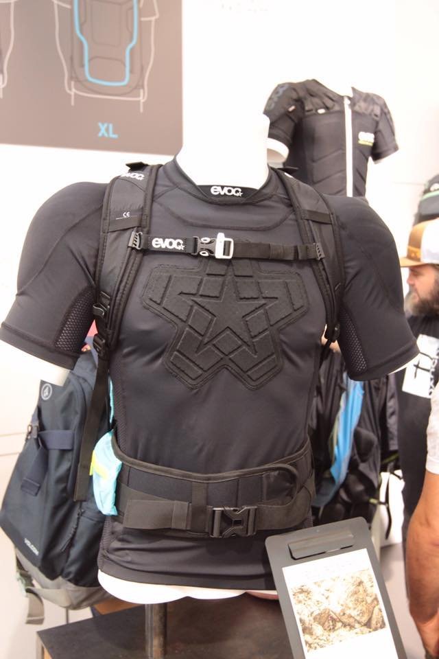 Das neue Enduro Shirt von EVOC ist mit Hardshell Schulterprotektoren und einem dünneren flexiblen Brustschutz ausgestattet. Am Rücken befindet sich zur besseren Belüftung kein Protektor. Den Rückenschutz übernehmen die altbewährten Protektoren Rucksäcke v