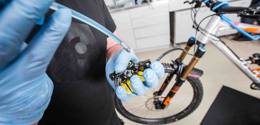 How to replace the brake fluid and bleed Magura MTB disc brakes bike components