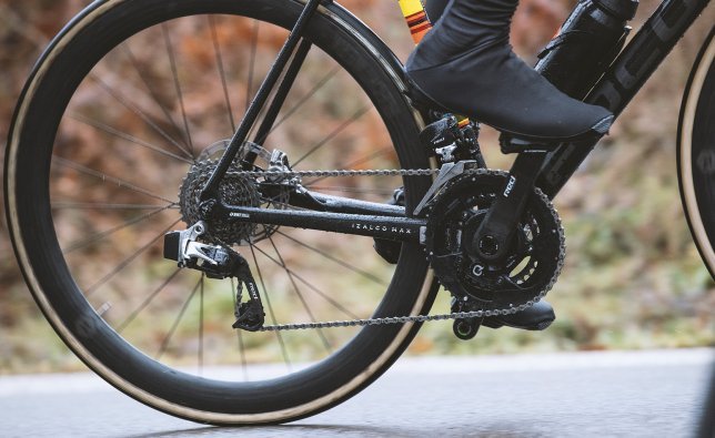 A Focus Izalco Max is fitted with a SRAM Red AXS groupset including a QUARQ power meter.